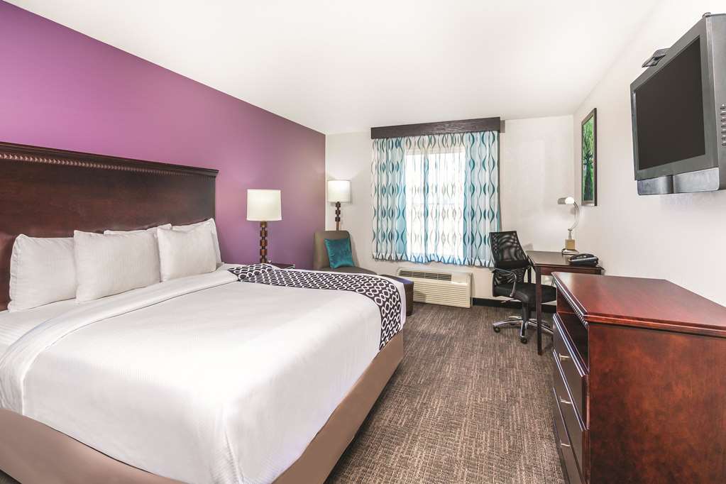 La Quinta Inn & Suites by Wyndham Rome - photo 15