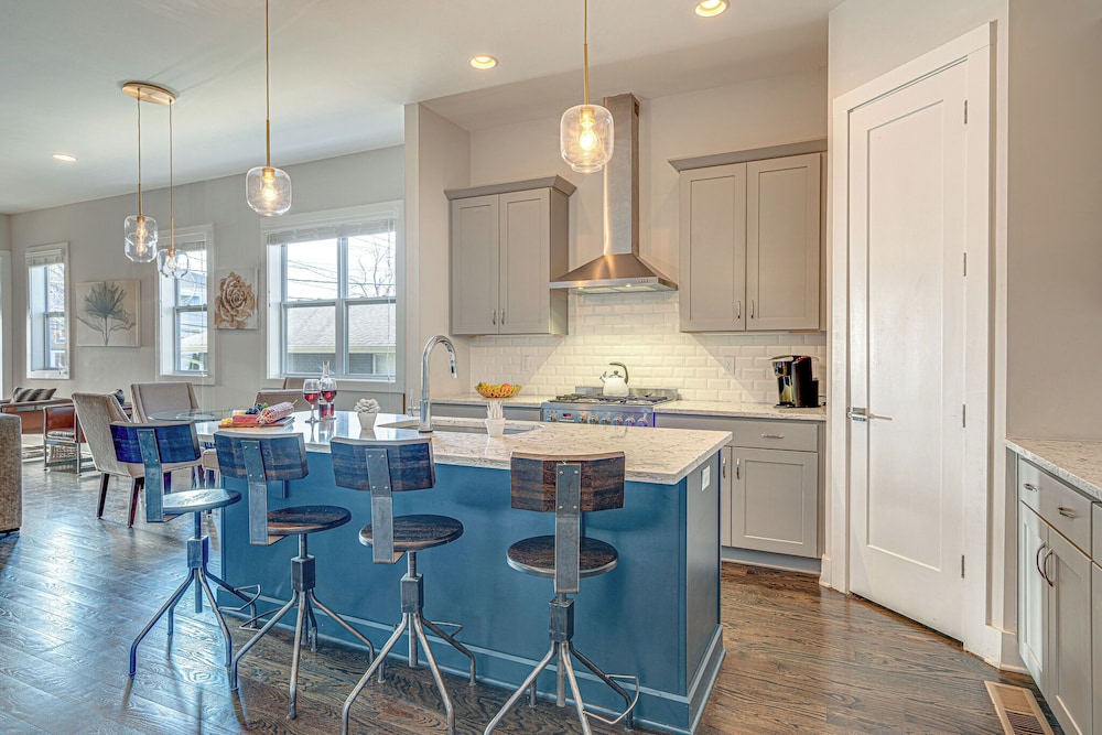 Cultured Coach Music Row Mins To Downtown in Nashville, United States