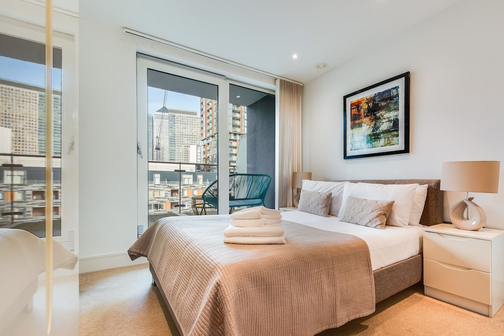 Two Bedroom Apartment in Canary Wharf — 4-Star Luxury Hotel in London, United Kingdom