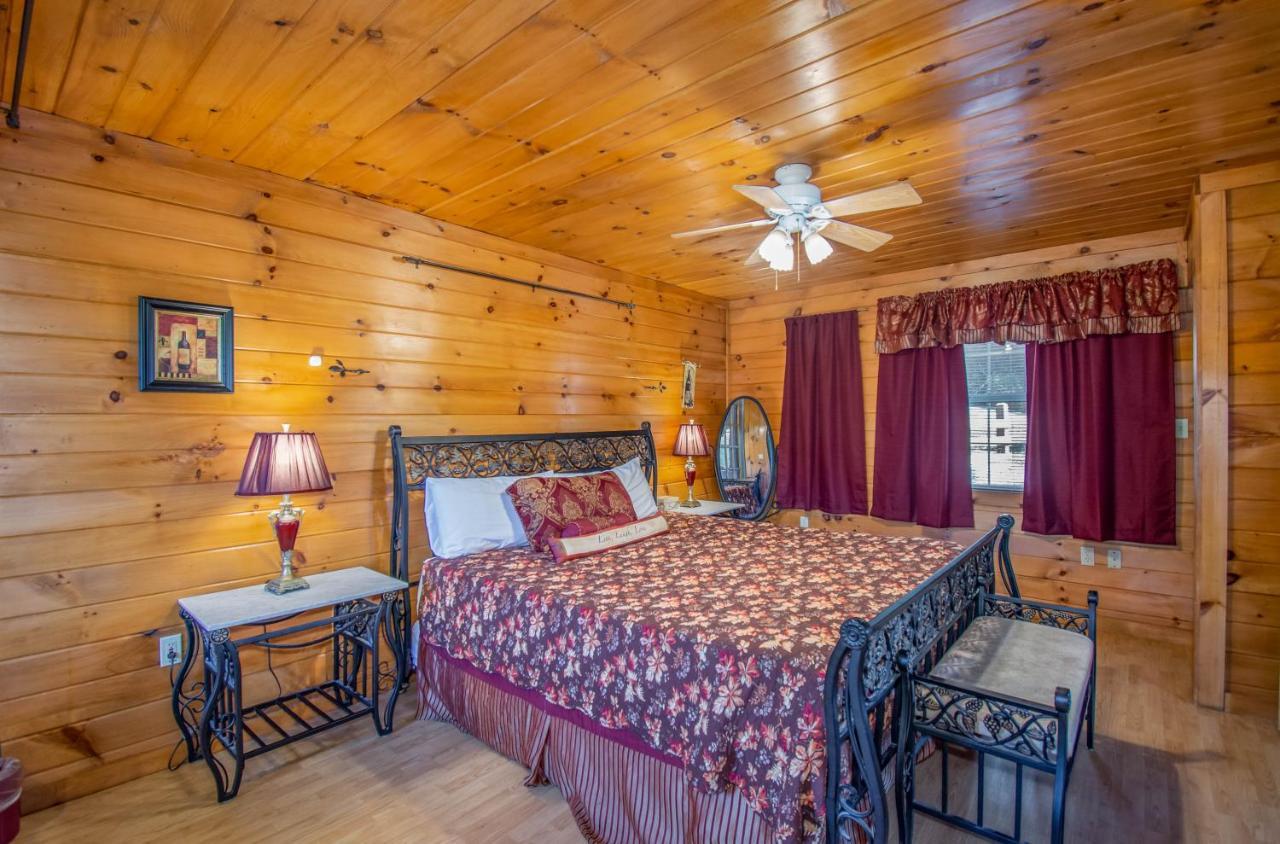 Ladybug Resort Romantic Cabin with Mountain Views Game Room Close To Dollywood - photo 16