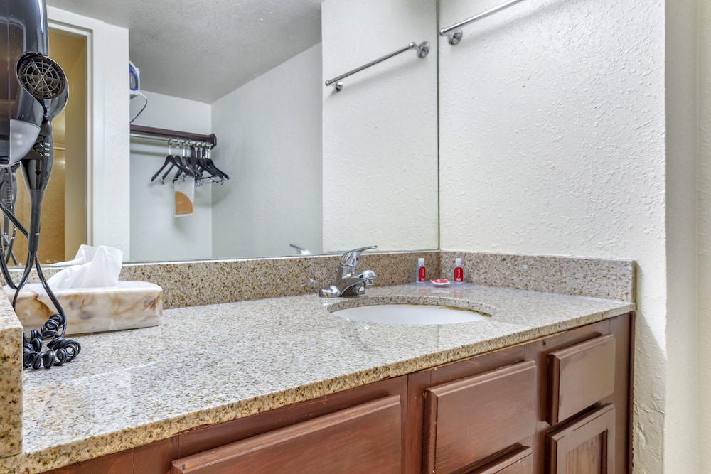 Rose City Inn & Suites - photo 20