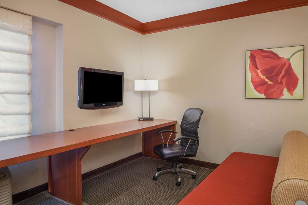 La Quinta Inn & Suites by Wyndham Atlanta Ballpark Galleria - photo 33