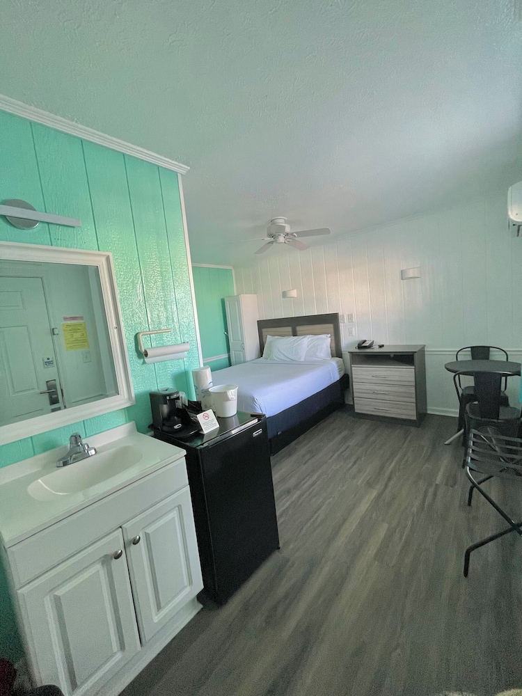 Ocean Crest Motel in Oak Island, United States