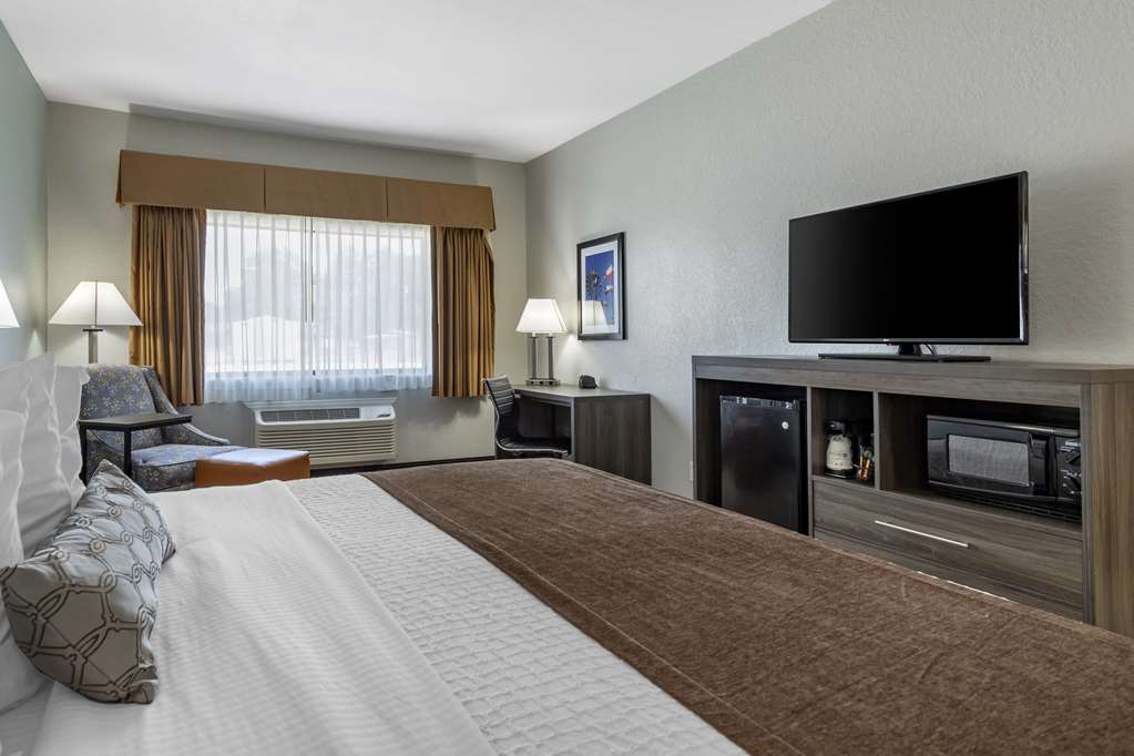 Best Western Plus Victoria Inn & Suites - photo 12