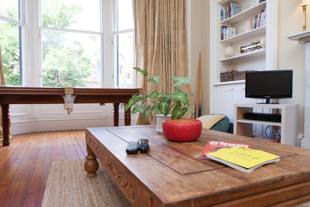 4 Bedroom Apartment Near The Meadows — 4-Star Luxury Hotel in Edinburgh, United Kingdom