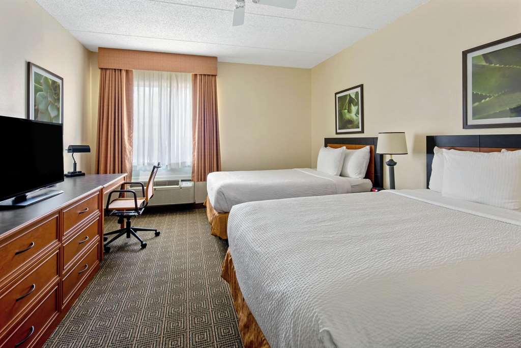 La Quinta Inn & Suites by Wyndham Sawgrass - photo 14