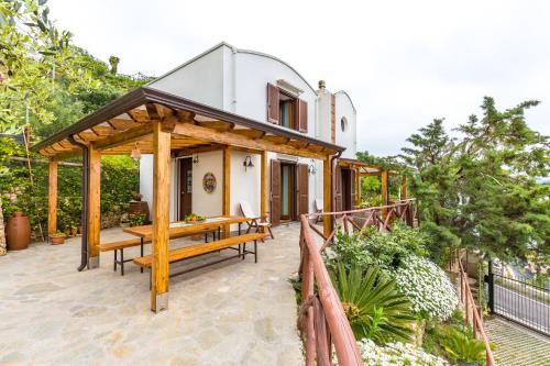 Starhost la Casella Seaview Garden Terrace And Parking — hotel in Cetara