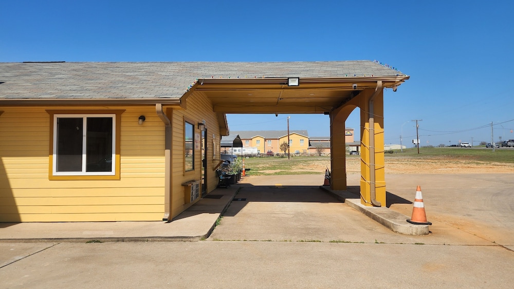 Regency Inn By OYO Rockdale TX - photo 31