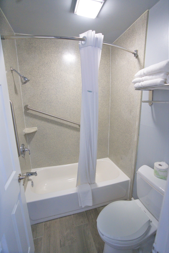 Columbus Inn and Suites - photo 16