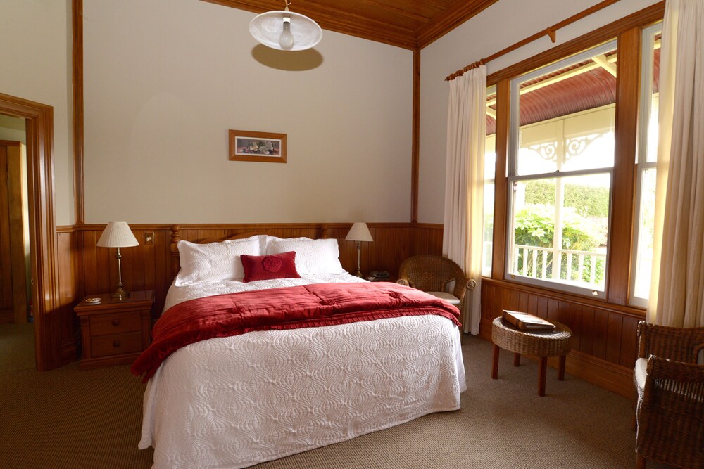 Villa Heights Bed and Breakfast — 4-Star Luxury Hotel in New Plymouth, New Zealand