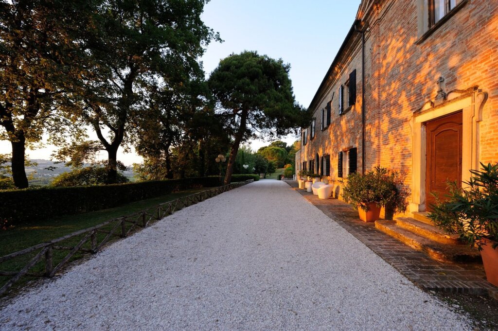Tombolina Relais — 4-Star Luxury Hotel in Montemaggiore Al Metauro, Italy