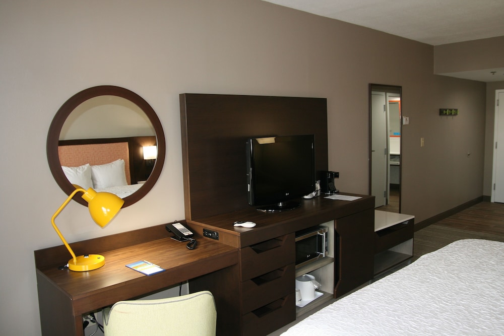 Hampton Inn & Suites Concord Charlotte - photo 10
