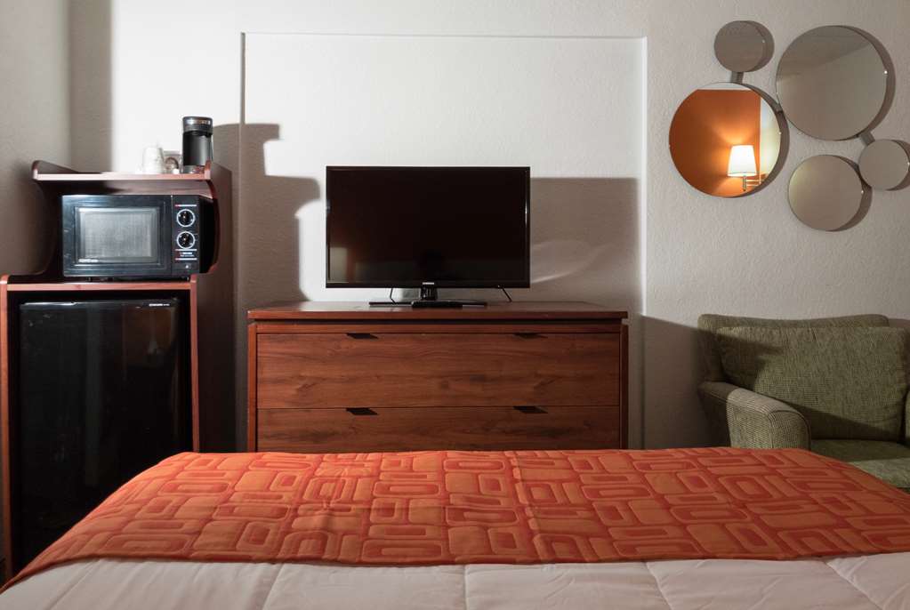 Howard Johnson by Wyndham Waukegan Great Lakes - photo 5