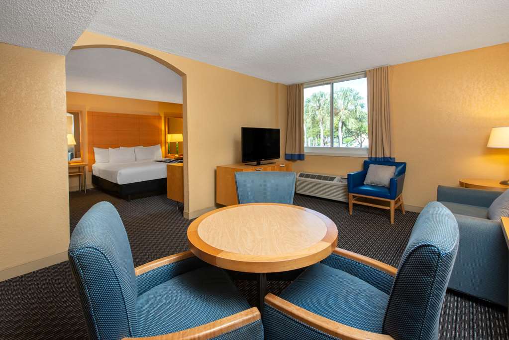 La Quinta Inn & Suites by Wyndham Deerfield Beach I 95 - photo 31