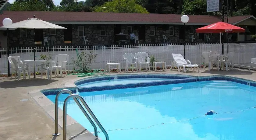 E Z Inn & Suites - photo 10