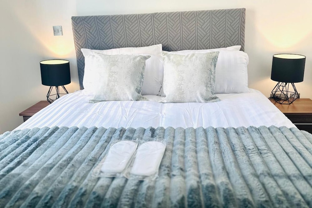 Riverview Balcony 4 Guests Near Old Trafford — 4-Star Luxury Hotel in Salford, United Kingdom