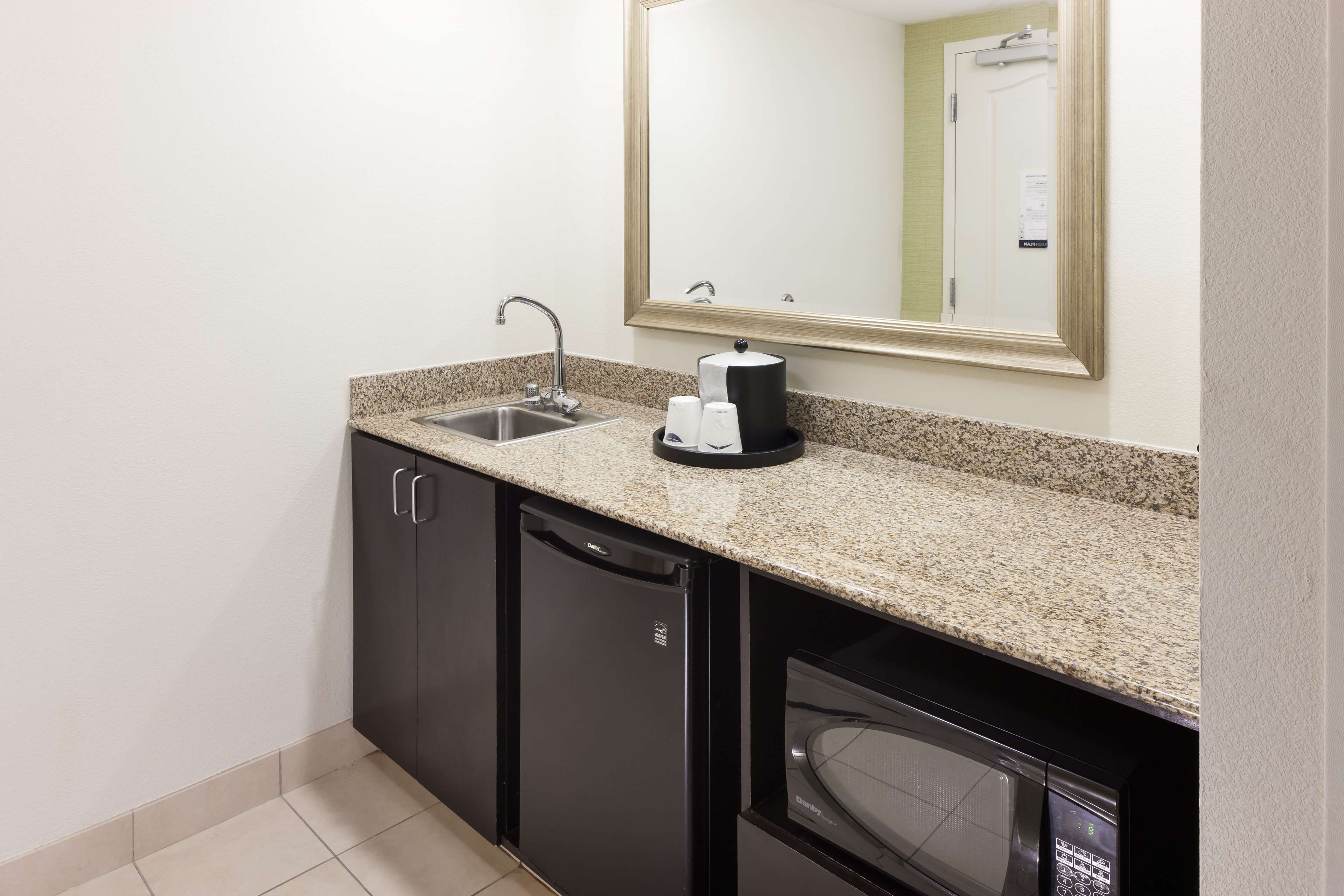 Hampton Inn & Suites Gainesville Downtown - photo 25