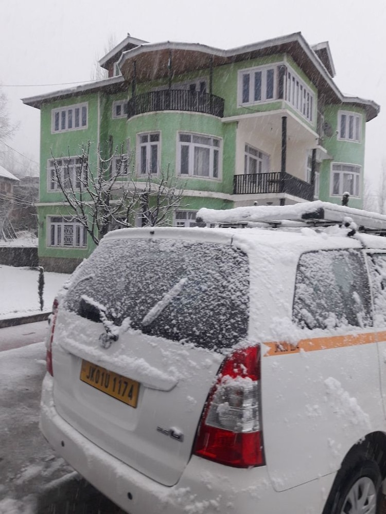 Calm Holiday Inn - carbon neutral hotel in Srinagar