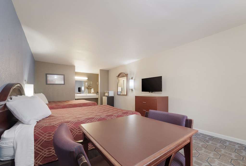 Econo Lodge Thomaston - photo 13
