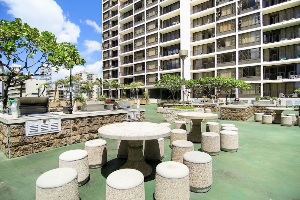 Waikiki Banyan Pool Deck Level Tower 1 Suite 610 - photo 23