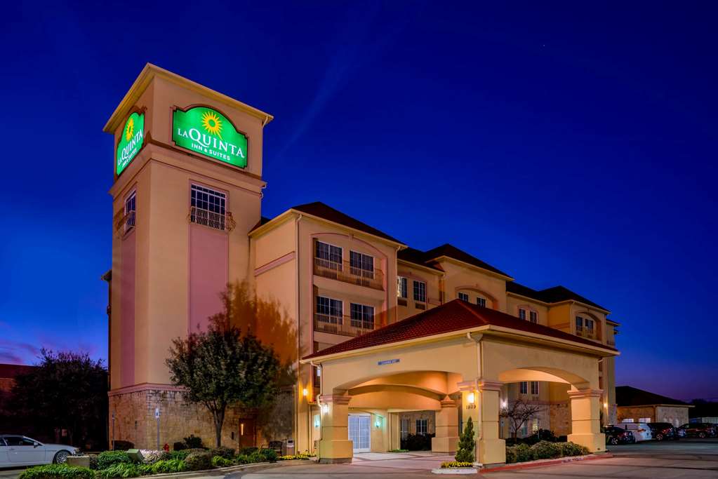 La Quinta Inn & Suites by Wyndham DFW Airport West Bedford - photo 4