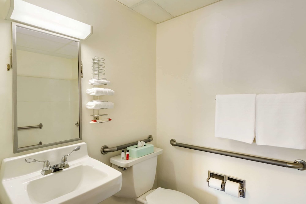 Travelodge by Wyndham Niagara Falls - photo 30