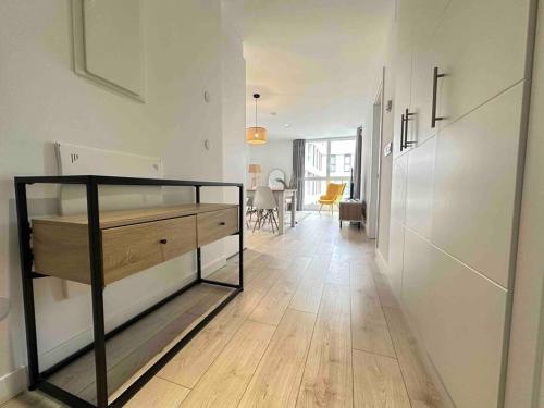 Jacinto Benavente 15 7a Con Parking Gratis by Ybh in Vigo, Spain