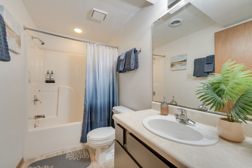 3 Mi to Silver Dollar City Family Getaway w Pool in Branson, United States