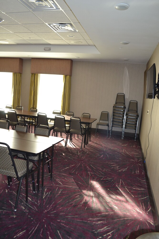 Hampton Inn Pratt - photo 6