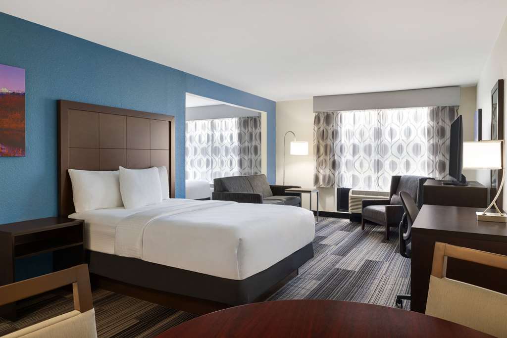 La Quinta Inn & Suites by Wyndham Springfield Airport Plaza - photo 31