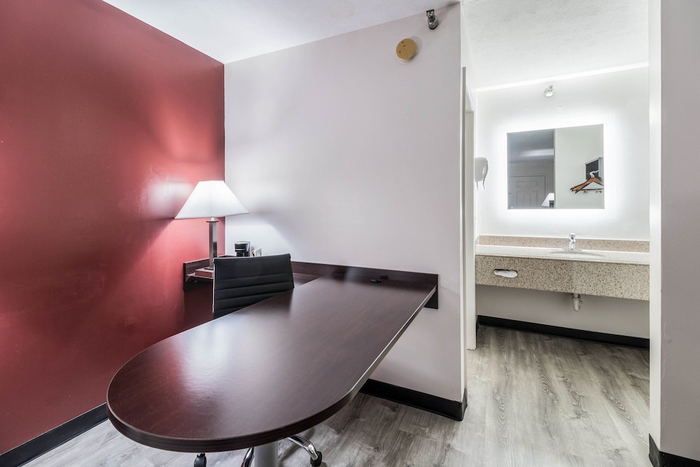 Red Roof Inn Cadiz - photo 18