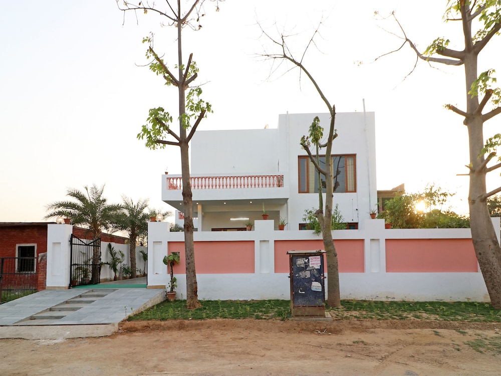 Oyo 13194 The Heaven Inn in Greater Noida, India