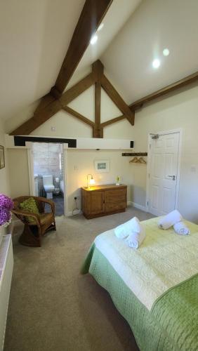 The Lodge a beautiful barn conversion with 3 ensuite bedrooms on the edge of Cannock Chase — 4-Star Luxury Hotel in Cannock, United Kingdom