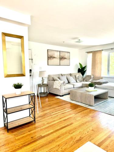 Stylish Evergreen Apartment By Newark Airport — 4-Star Luxury Hotel in Newark, United States