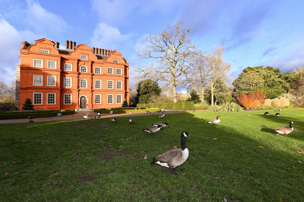Grand Apartments Kew Gardens — 4-Star Luxury Hotel in Brentford, United Kingdom