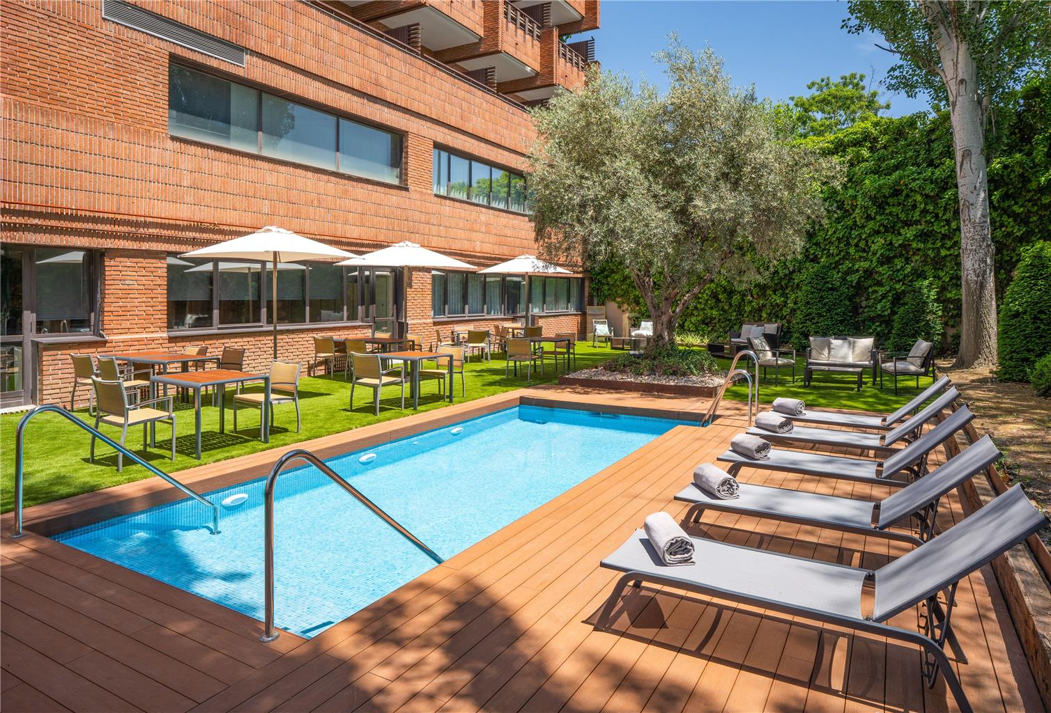 Hotel Madrid Alameda Aeropuerto Affiliated by Meliá — 4-Star Luxury Hotel in Madrid, Spain