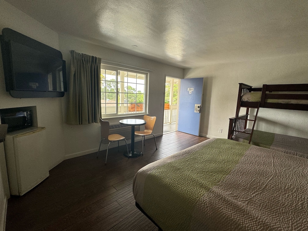 Fisherman's Cove Inn - photo 7