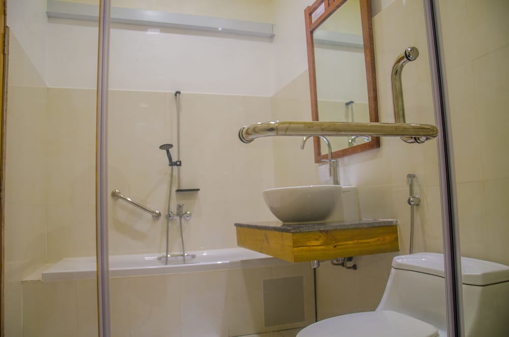 Deep soaking bathtub