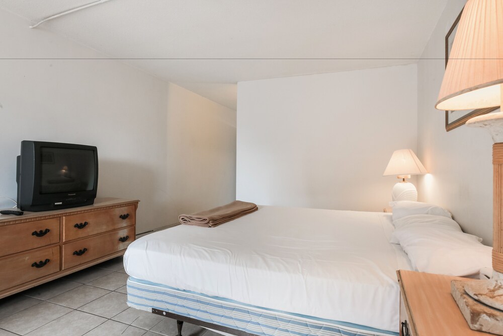 Camelot Waterfront Inn - photo 23
