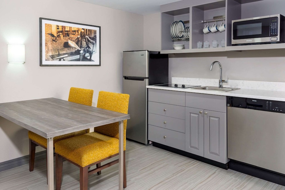 Hampton Inn & Suites Kansas City Country Club Plaza - photo 20