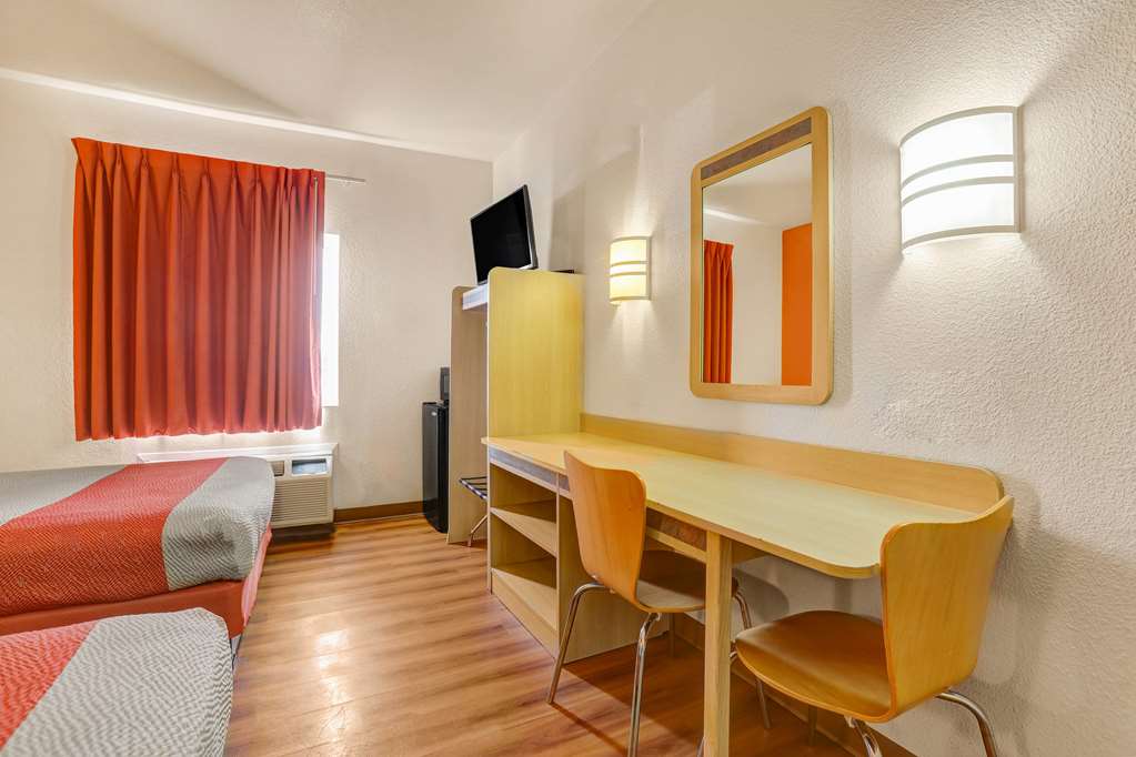 Howard Johnson by Wyndham Lemoore - photo 16