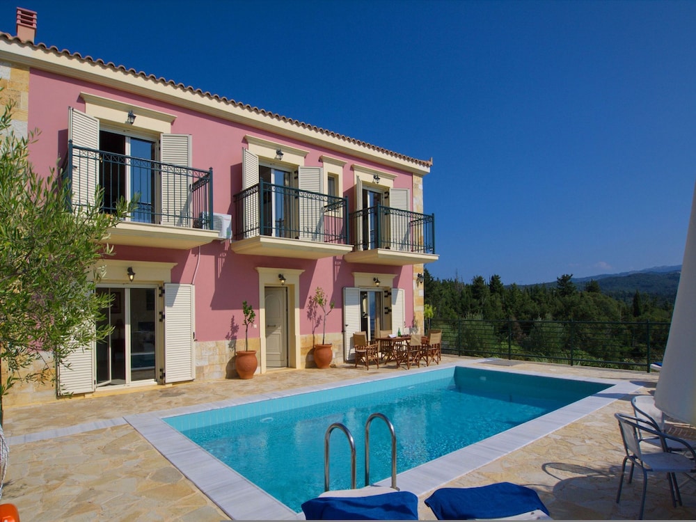 Villa Mandola in Tzamarelata — 4-Star Luxury Hotel in Kefalonia, Greece