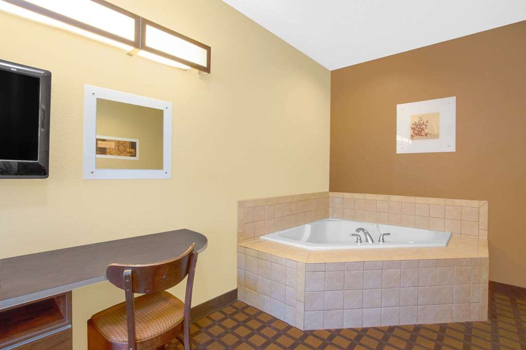 Microtel Inn & Suites by Wyndham Harrisonburg - photo 8