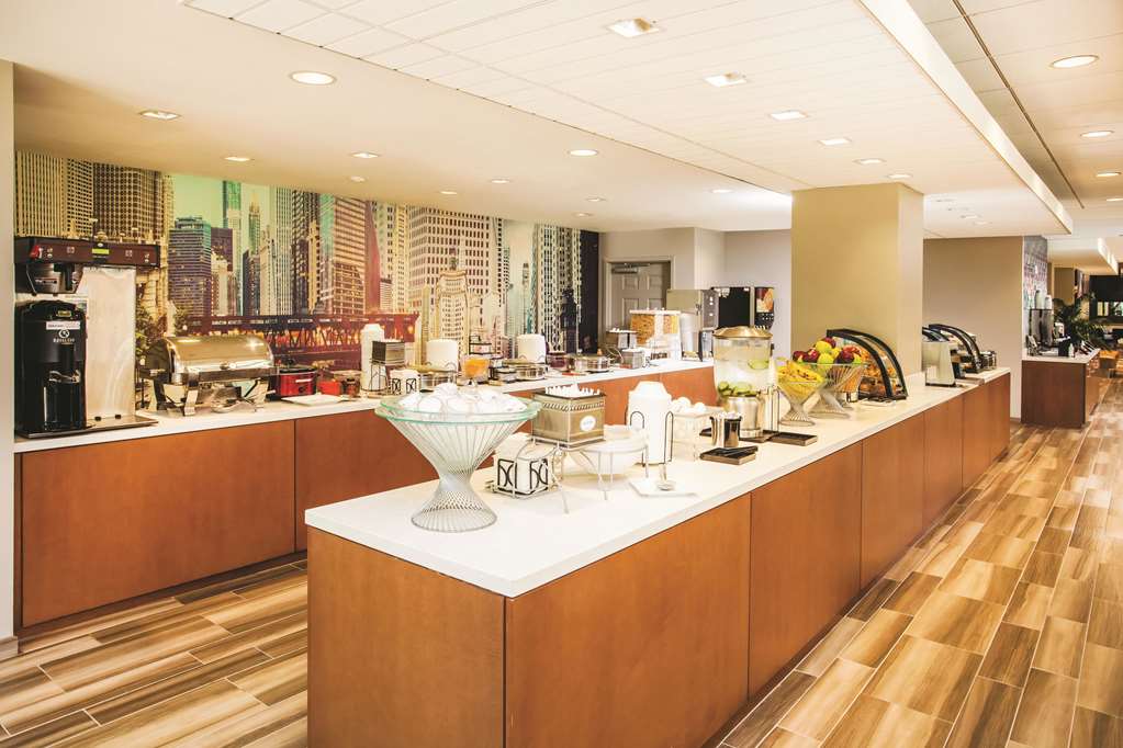 La Quinta Inn & Suites by Wyndham Chicago Downtown - photo 74