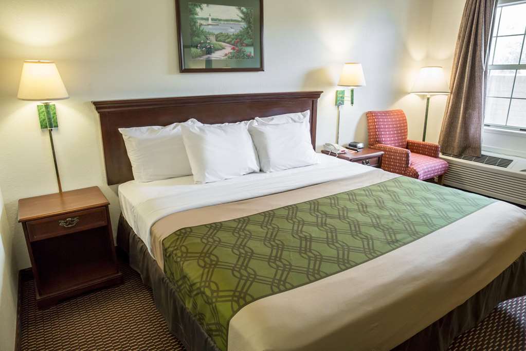 Econo Lodge Crystal Coast - photo 9
