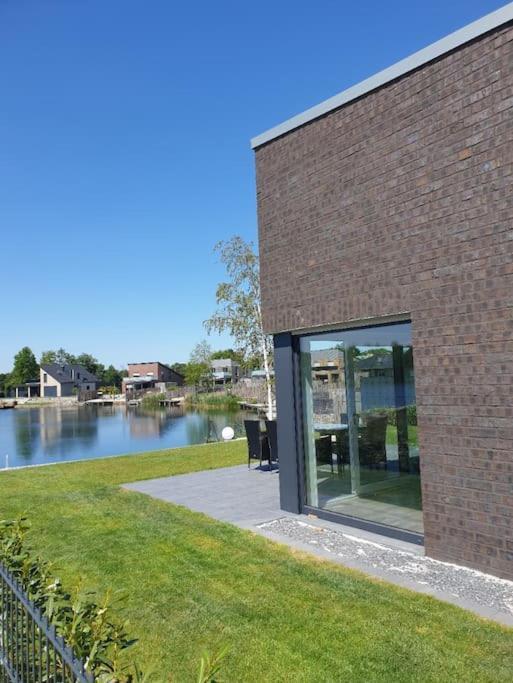 Ferienhaus mit privatem Seezugang Sauna Strand Wassersport Ruderboot Stand Upp — 4-Star Luxury Hotel in Barssel, Germany