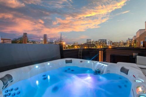 5 Star Stay Rooftop Hot Tub Walk to Gulch in Nashville, United States