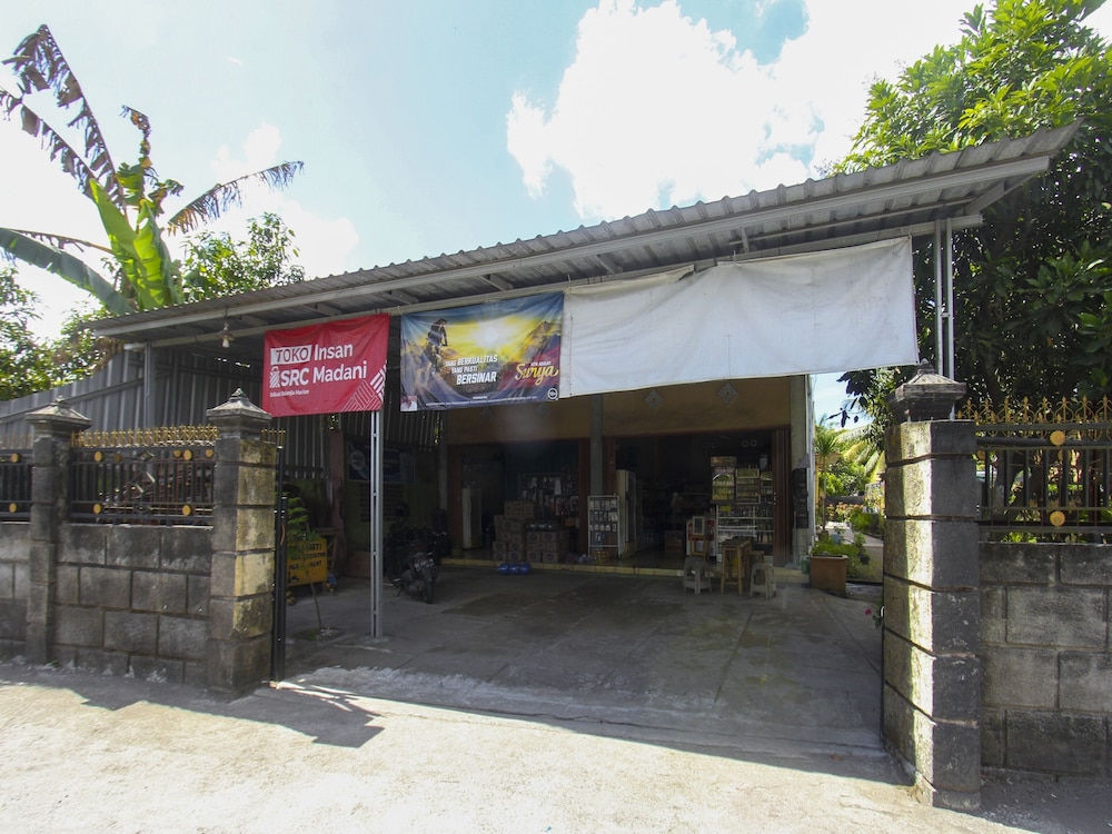 OYO Life 92829 Kos Insan Madani in Praya, Indonesia