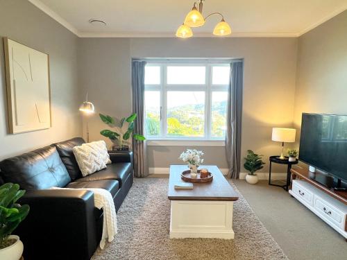 Skyline City Entire Character Apartment Views Parking and Netflix — 4-Star Luxury Hotel in Wellington, New Zealand