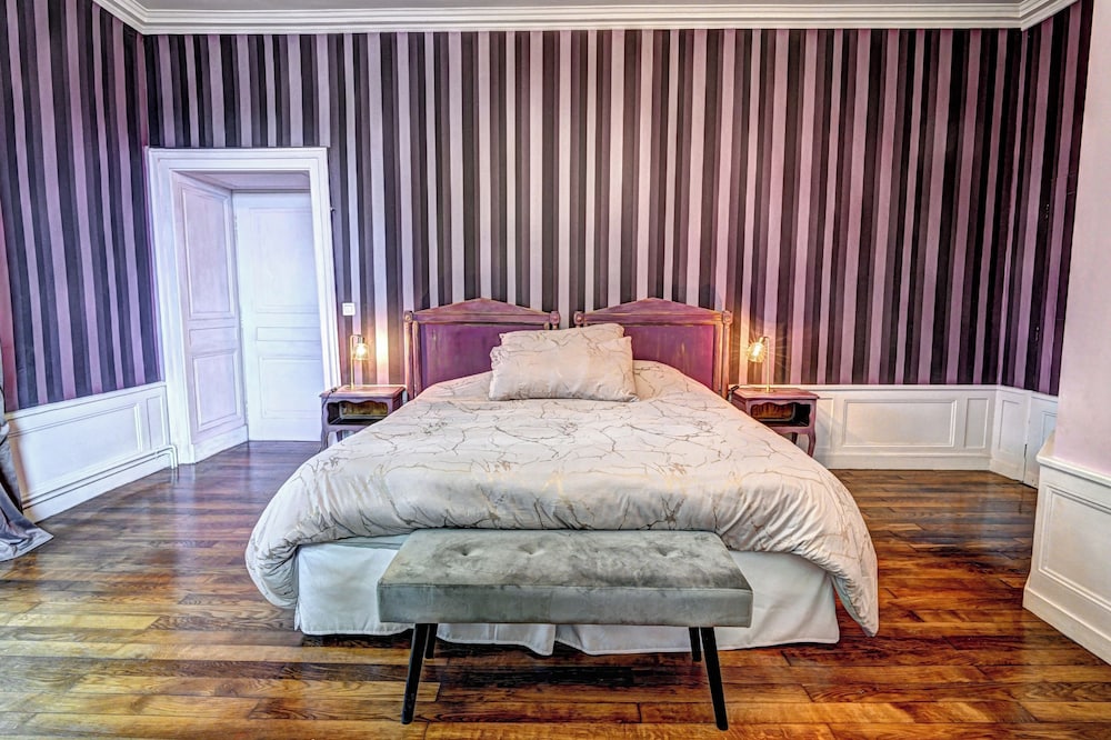 Ch teau De La Hussardi re — 4-Star Luxury Hotel in Dampierre-Sur-Salon, France